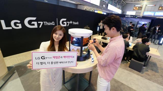 <b>LG G7 ThinQ debutează cu dreptul: 70.000 de precomenzi în doar 6 zile în Coreea de Sud</b>LG G7 ThinQ pare să fie cel mai bine primit flagship LG de la LG G4 încoace. Terminalul a înregistrat 70.000 de precomenzi în Coreea de Sud în doar 6 zile. Deocamdată telefonul se vinde doar în ţara de baştină a companiei şi urmează să ajungă în..