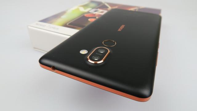 <b>Nokia 7 Plus: Bateria sare de un sezon de Netflix, excelentă şi la gaming</b>Nokia 7 Plus îşi ia în serios rolul de phablet cu ecran mare, folosit pentru streaming video şi jocuri şi plusează şi cu o baterie pe măsură. Terminalul are o baterie de 3800 mAh, care pe hârtie promite 2 zile de utilizare. Ni se mai promite şi că în 30..