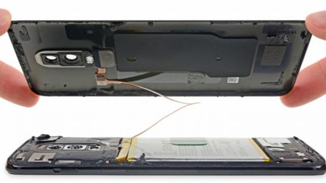 <b>OnePlus 6 primește clasica disecție iFixit; Aflăm cât de ușor sau greu este procesul de reparație</b>Pentru a știi cât de ușor sau greu de reparat este un smartphone apelăm mereu la iFixit.com, echipă de experți care realizează disecții profesioniste și vine la final cu un verdict. Pe masa lor de lucru s-a aflat în această săptămână și OnePlus 6