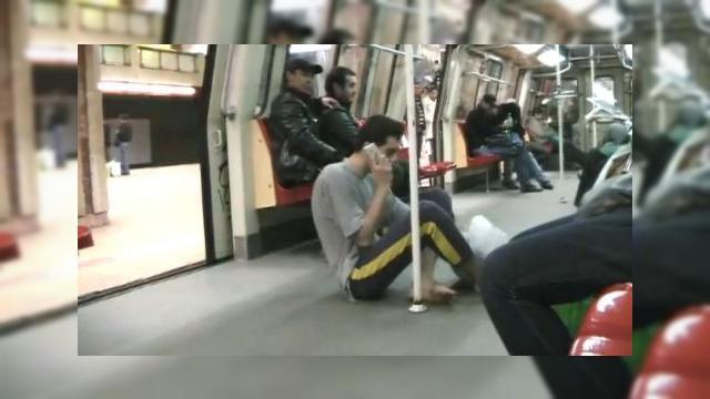 <b>Cersetorul cu iPhone, inca un viral la metrou? (Video)</b>Dupa fata care facea striptease in metrou, sau cea care se certa in gura mare cu iubitul sau, ambele virale made in Romania, iata ca acelasi metrou gazduieste inca o reclama de acest gen. De data aceasta ea implica un cersetor, care scoate din buzunar...