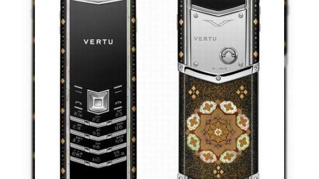 <b>4 telefoane Vertu aurite, lansate in Japonia, cu preturi ametitoare</b>Filiala de lux a celor de la Nokia, Vertu a sarbatorit recent un an de existenta a magazinului sau din Japonia, Tokyo. Cu ocazia acestei aniversari, Vertu a lansat o editie limitata a handseturilor sale, disponibila in 4 versiuni de terminale acoperite cu...