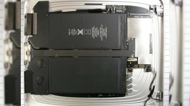 <b>Apple iPad, disecat sub privirile curiosilor... distrus in fata fanilor (Video)</b>Dupa ce este lansat un produs mult-asteptat, ca Apple iPad, urmeaza cateva etape specifice blogurilor si site-urilor de profil tech: coverage-ul pentru lansare, experienta hands on, disecarea produsului, scoaterea din cutie a terminalului, recenzia...