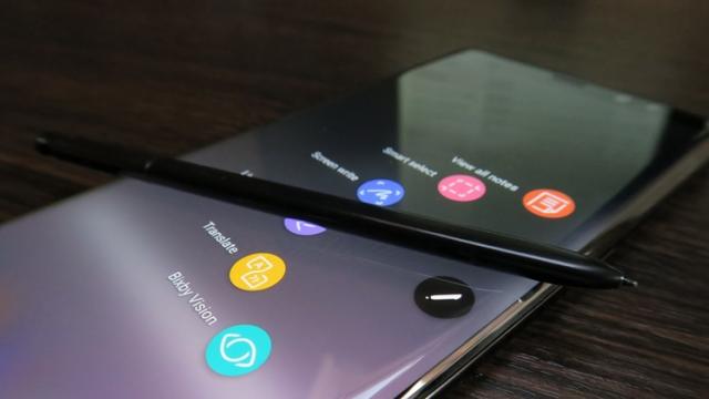 <b>Samsung Galaxy Note 9 ar fi fost amânat două săptămâni din cauza unei schimbări de design de ultim moment</b>Suntem informați astăzi pe seama unui zvon de faptul că lansarea phablet-ului Samsung Galaxy Note 9 ar fi fost amânată cu aproximativ două săptămâni din cauza unei schimbări de design de ultim moment. Ce înseamnă acest lucru este