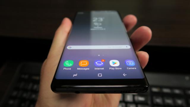 <b>Samsung Galaxy Note 9 ar urma să sosească pe 9 august; Aflăm şi de un upgrade de cameră, CPU</b>Am aflat în ultimele zile diferite variante ale perioadei în care ar putea debuta Samsung Galaxy Note 9. Întâi se vorbea despre 29 iulie, apoi despre o amânare cu 2 săptămâni,  iar acum mai nou se discută despre un debut pe 9 august. Ce ştim despre noua t