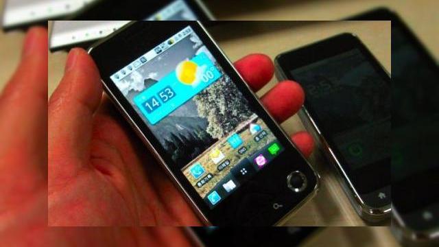 <b>LG LU2300, un telefon Android disponibil din aprilie/mai</b>Telefonul din imaginile urmatoare este un nou model LG, LU2300, care ar trebui sa soseasca pe piata in aceasta luna, sau in Mai. Din pacate, terminalul ar putea fi destinat doar pietei asiatice, fiind unul dintre putinele handseturi ce ruleaza Android de...