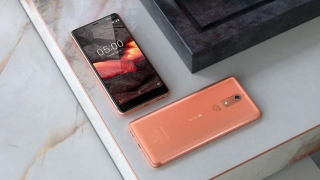 <b>Nokia "Phoenix" este un telefon cu procesor Snapdragon 710, gata să vină până la iarnă</b>Astăzi sosesc în mediul online și vești legate de un viitor smartphone Nokia, terminal care pentru moment apare sub numele intern de Nokia Phoenix. Pe seama acestei denumiri gândul ne duce la o revenire a unui smartphone din istoricul Nokia