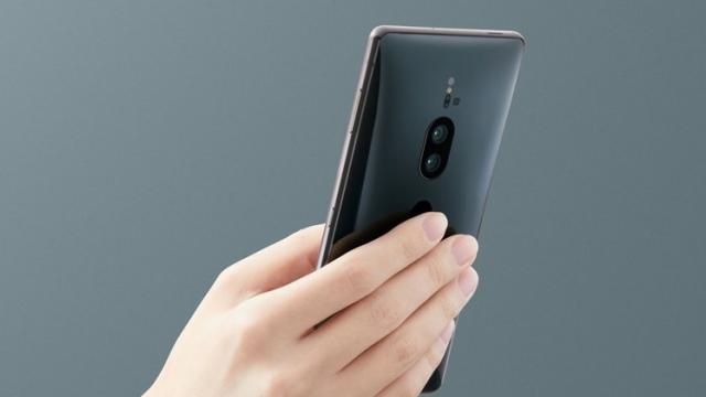 <b>Sony Xperia XZ2 Premium e cu un pas mai aproape de lansarea comercială; Primeşte certificarea TENAA</b>În urmă cu aproximativ o lună cei de la Sony anunțau pe neașteptate și lansarea lui Sony Xperia XZ2 Premium, primul telefon cu cameră duală din portofoliul actual. A trecut ceva vreme de atunci și dispozitivul încă este așteptat să debuteze în