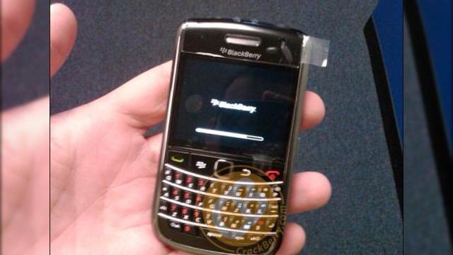 <b>Imagini live cu BlackBerry Bold 9650, scapate pe web</b>La putin timp dupa ce Apple a prezentat noua platforma iPhone OS 4.0, am descoperit cateva imagini cu un nou model BlackBerry Bold, proaspat scapate pe web. Este vorba de modelul BlackBerry Bold 9650, pe care il puteti admira mai jos. Cunoscut si sub...