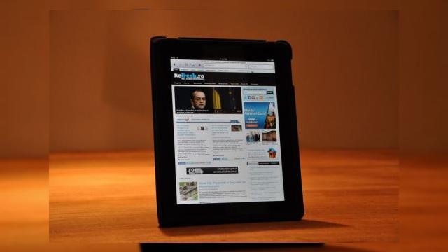 <b>iPad a sosit in Romania, deocamdata doar la refresh.ro (Video)</b>Pus in vanzare cu o saptamana in urma in SUA, Apple iPad a sosit si in Romania, prin intermediul celor de la Kubis. Cei de la refresh.ro sunt probabil singurii care au testat tabletul Apple pana in acest moment, in Romania. Gadgetul va sosi in curand si...