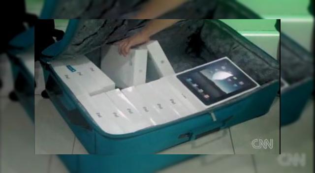 <b>iPad-urile se vand la preturi exorbitante pe piata neagra din China si UK</b>La doar o saptamana dupa punerea in vanzare a faimosului tablet Apple iPad, comertul de pe piata neagra a inceput sa infloreasca, in special in China si Marea Britanie. Aparent, preturile acestor produse vandute "pe sub mana" ajung si la 1000 de dolari si...