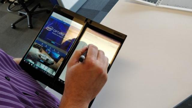 <b>Aşa ar putea arăta Surface Phone sau Galaxy X; Iată un prototip Intel de terminal dual display cu balama pliabilă</b>În cadrul unui eveniment recent organizat de către Intel, câțiva jurnaliști ce au vizitat birourile companiei au descoperit și un prototip interesant. Este vorba despre un laptop cu display dual care la prima vedere ne amintește de nimeni altul