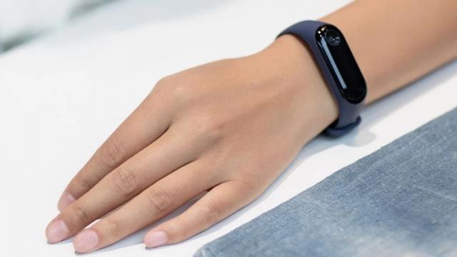 <b>Brățara fitness Xiaomi Mi Band 3 disponibilă la vânzare pe Cafago! Avem cod de reducere pentru voi!</b>Xiaomi nu a lansat doar smartphone-uri în cadrul uriașului eveniment de acum două săptămâni, ci și un purtabil numit Mi Band 3 care de astăzi ajunge la vânzare prin intermediul retailerilor chinezi. Produsul este disponibil și în oferta Cafago