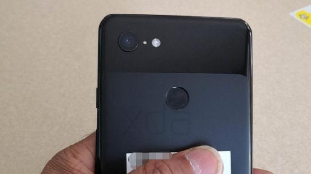 <b>Telefoanele Google Pixel 3 ar putea sosi cu încărcare wireless şi cu "Active Edge"</b>Ultimele zile ne-au tot adus informații despre smartphone-urile Pixel 3 și Pixel 3 XL, iar scăpările continuă și acum în weekend când aflăm ce tehnologii ne va oferi Google în cazul de față. Se vorbește despre suportul pentru încărcare wireless