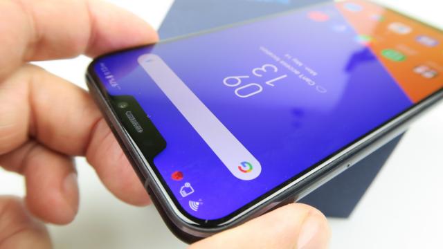 <b>ASUS ZenFone 5 (ZE620KL): Hardware cu un upgrade "S" faţă de predecesor</b>ASUS ZenFone 4 a fost un telefon clar midrange anul trecut, în versiunea ZE553KL, iar uitându-ne la urmaşul ZenFone 5 ZE620KL ai zice că e un upgrade cum a fost iPhone 6S faţă de iPhone 6 şi iPhone 5s faţă de iPhone 5.