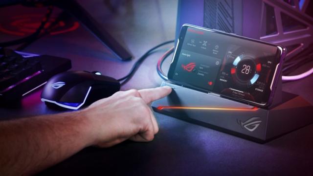 <b>ASUS ROG Phone își dezvăluie performanțele în GeekBench; Aflăm cum se descurcă noul smartphone de gaming</b>Cel mai nou smartphone de gaming de pe piață este nimeni altul decât ASUS ROG Phone, un terminal care aduce un design deosebit și un pachet hardware pe măsură. Are un sistem special de răcire la interior și pe deasupra există și un