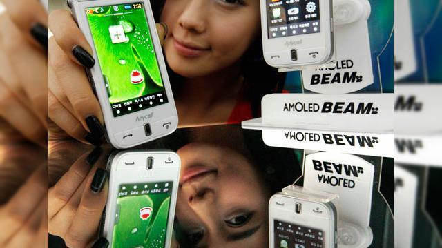 <b>Samsung SPH-W9600, un telefon AMOLED cu proiector incorporat</b>Samsung Electronics tocmai a anuntat un nou model de telefon mobil cu proiector incorporat, cunoscut drept AMOLED Beam sau Samsung SPH-W9600. Terminalul poate fi admirat in imaginea urmatoare, in care este insotit ca de obicei de o draguta domnisoara...