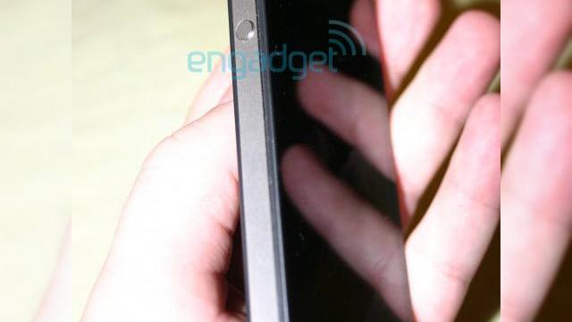 <b>iPhone 4G, acum in imagini "reale", in mana unui utilizator</b>Avand in vedere faptul ca iPhone 4G va fi lansat in aceasta vara, ne asteapta cateva luni bune de zvonuri, speculatii si imagini scapate pe web. Printre acestea se numara si imaginile de mai jos, aparute in premiera pe Engadget si care prezinta noul...