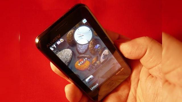 <b>Allview E1 Tickle, intr-o recenzie Mobilissimo.ro (Video)</b>Cei de la Allview au creat un nou telefon dual SIM, de aceasta data dotat cu ecran full touch, iar acest terminal, pe numele sau E1 Tickle a sosit recent in teste la Mobilissimo.ro. Am apreciat designul terminalului, plus functiile sale, dar aflati mai...