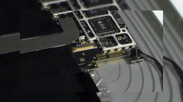 <b>Apple iPad, dezasamblat si reasamblat in mai putin de 4 minute (Video)</b>Daca nu v-ati saturat de vesti despre produse Apple, iata ca aflam ce se ascunde sub carcasa lui Apple iPad. Tabletul a fost dezasamblat si reasamblat in mai putin de 4 minute , de catre cei de la TechRestore: &nbsp; &nbsp; Acelasi site dezasamblase si un...