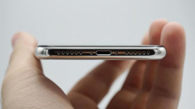 <b>Apple era să renunţe la portul Lightning de pe iPhone X, trecând la încărcare complet wireless</b>Aflăm astăzi o veste tare interesantă, aceea că gigantul din Cupertino era cât pe ce să renunțe la portul Lightning de pe iPhone X, urmând a fi oferită o soluție completă de încărcare wireless. Motivul pentru care eventual s-a decis că un port clasic