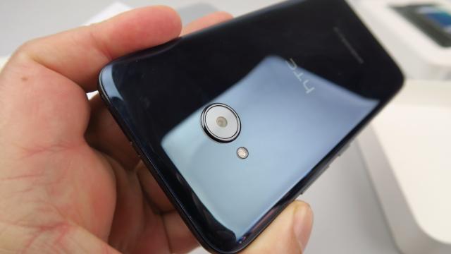 <b>HTC U11 Life: Baterie bună de seriale, utilizarea continuă nu e concludentă</b>HTC U11 Life are o baterie cu doar 100 mAh peste HTC U Play, adică 2600 mAh. La prima vedere în 2018 strâmbi din nas la orice sub 3000 mAh, dar Apple ne-a obişnuit să nu ne mai grăbim să tragem concluzii de gen.