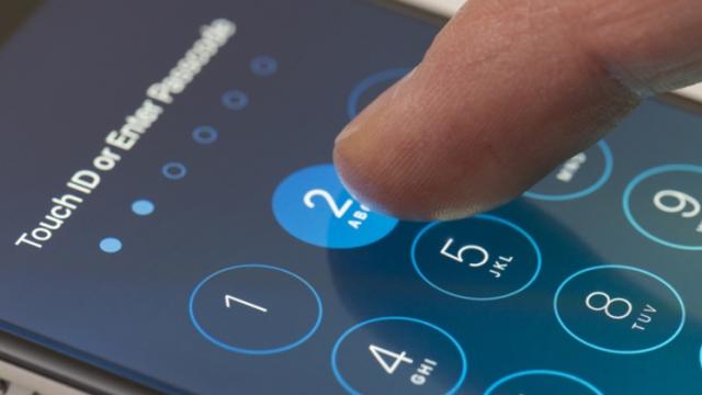 <b>Un hacker a spart parola de pe iOS într-un mod bizar de uşor</b>Sfârșitul săptămânii ne aduce și informații legate despre reușita recentă a unui hacker în universul iOS. Așa cum spune și titlul de mai sus, hackerul cu pricina a reușit să spargă parola de pe iPhone folosind o tehnică care la prima vedere pare