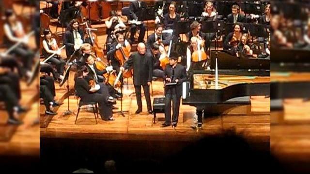 <b>Un pianist celebru canta la iPad, impresioneaza publicul (Video)</b>Daca iPhone-ul a fost folosit de formatii specializate pe muzica electronica si uneori si de orchestre, iPad-ul are un potential mai dezvoltat, la acest capitol. Dovada este si clipul de mai jos, care prezinta faimosul pianist chinez Lang Lang cantand la...