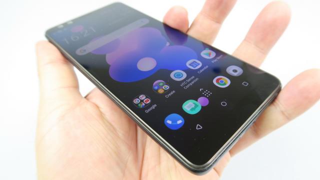 <b>HTC U12+: Baterie mai mică decât la HTC U11+, slabă la utilizarea continuă</b>Pe hârtie o baterie de 3500 mAh ar trebui să fie OK în ziua de azi pe un terminal cu diagonală de 6 inch. În realitate la unele handset-uri nu e deloc de ajuns. Nu prea am înţeles de ce HTC a coborât de la bateria de 3930 mAh de pe HTC U11+ la una de..