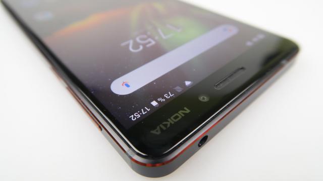 <b>Nokia 6.1: Design pe bază de aluminiu, lat şi ceva mai nobil</b>Nokia 6.1 păstrează conceptul de "tăiat dintr-un bloc de metal", ca şi Nokia 6 înaintea sa. Doar că acum primeşte accentele metalice de "cupru" de la Nokia 7 Plus, deja atât de apreciate.