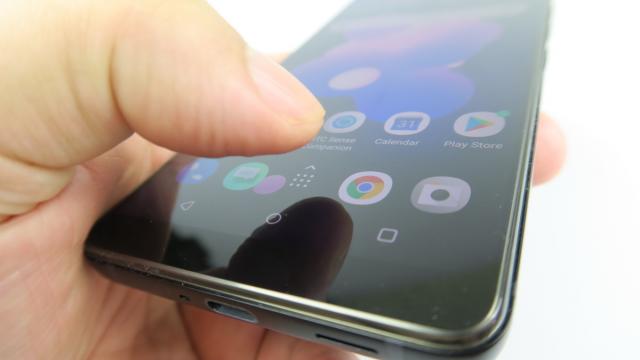 <b>HTC U12+: Benchmark-uri de top 3, e pe poziții HTC-ul</b>HTC U12+ nu are nici un motiv să şchiopăteze la capitolul performanţă, pentru că are totuşi un procesor Qualcomm Snapdragon 845 la interior şi 6 GB RAM, deci nu face compromisuri. Vine şi cu 64 sau 128 GB stocare şi slot microSD.