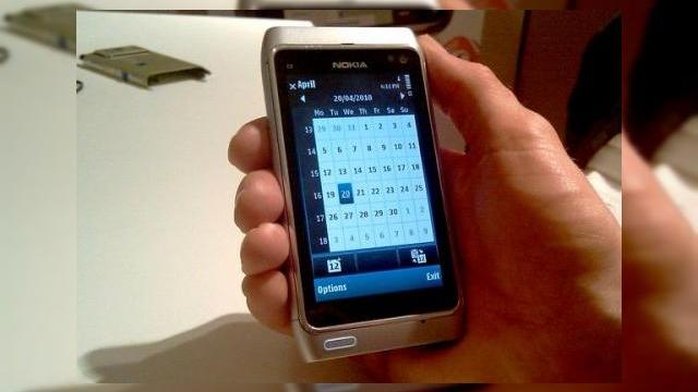 <b>Nokia N8 fotografiat si analizat in premiera</b>Norocosii de la Tweakers.net au reusit sa puna mana pe handsetul Nokia N8, la doar o saptamana dupa ce el a fost anuntat oficial. Evident, este vorba despre un prototip, ale carui prime fotografii live pot fi admirate mai jos. Aflam si primele impresii...