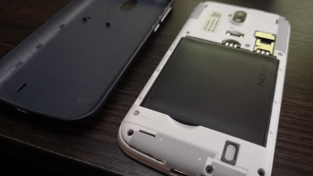 <b>Nokia 1: Baterie chiar deloc rea la acest preţ</b>Dacă e vreun aspect la care am fost plăcut surprinşi de Nokia 1, acela ar fi bateria. Telefonul vine cu o unitate de 2150 mAh, la prima vedere suficient pentru diagonala sa de 4.5 inch. Hai să vedem cum a stat la testele noastre.