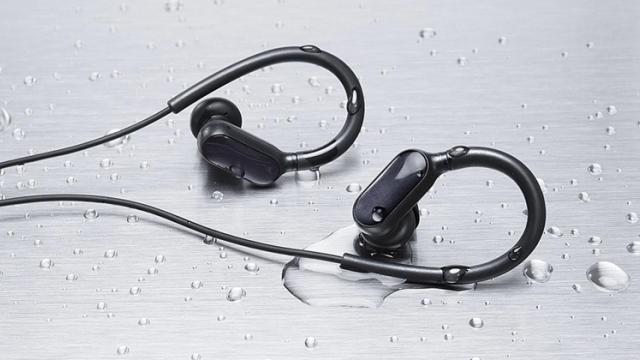 <b>Căștile wireless Xiaomi Mi Sports primesc o reducere de 10 euro pe Cafago.com!</b>Din partea retailerului chinez Cafago avem astăzi un nou cod promoțional ce scade cu aproximativ 10 euro prețul căștilor wireless Xiaomi Mi Sports. Dispozitivul de față este destinat sportivilor în mod special, asta grație design-ului ce implică