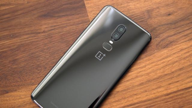 <b>OnePlus confirmă că lucrează la un telefon 5G şi că are parteneriate cu operatori din SUA</b>În cadrul târgului de tehnologie Mobile World Congress ediția Shangahi, nimeni altul decât CEO-ul OnePlus a oferit detalii despre viitoarele produse ale companiei. Astfel s-a confirmat faptul că un prim smartphone 5G va sosi anul viitor