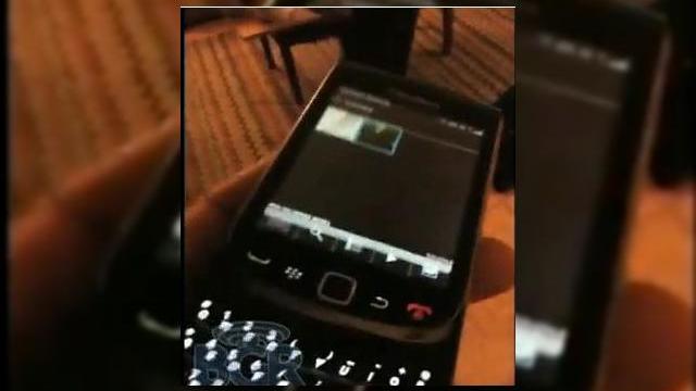 <b>BlackBerry Bold 9800 scapa pe web, de aceasta data filmat (Video)</b>Cel mai nou model BlackBerry, Bold 9800 a scapat recent pe web sub forma de imagini si iata-l acum si filmat timp de 14 secunde. Handsetul este prezentat pe scurt in clipul urmator, dar din pacate nu avem si niste specificatii care sa insoteasca...