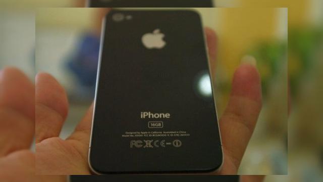 <b>iPhone 4G scapat din nou pe web si fotografiat; de aceasta data in Vietnam</b>Dupa intregul scandal generat de prototipul iPhone 4G pierdut de un angajat Apple intr-un bar si recuperat de catre cei de la Gizmodo, iata ca terminalul mai sufera o scapare, de aceasta data in Vietnam. Site-ul Taoviet a publicat urmatoarele imagini cu...