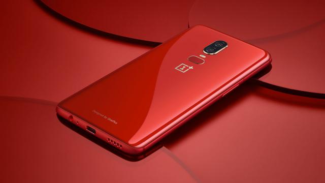 <b>OnePlus 6 "Roșu Ambra" devine oficial; Iată prețurile noii versiuni</b>Așa cum vă informam săptămâna trecută, OnePlus 6 a debutat astăzi într-o nouă variantă de culoare. E vorba despre "Roșu Ambra", iar deocamdată terminalul este disponibil în China. Avem detalii despre preț și versiuni mai jos. Aflăm și când vine în Europa.