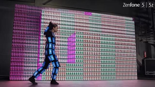 <b>Videoclip psihedelic cu 1228 de smartphone-uri ZenFone 5; Iată cea mai nouă creaţie a formaţiei OK Go</b>Descoperim astăzi detalii despre o nouă colaborare în care au fost implicați cei de la ASUS, mai precis în realizarea unei coregrafii ce implică utilizarea a 89 telefoane ZenFone 5 într-un clip a trupei de indie rock din SUA numită OK Go