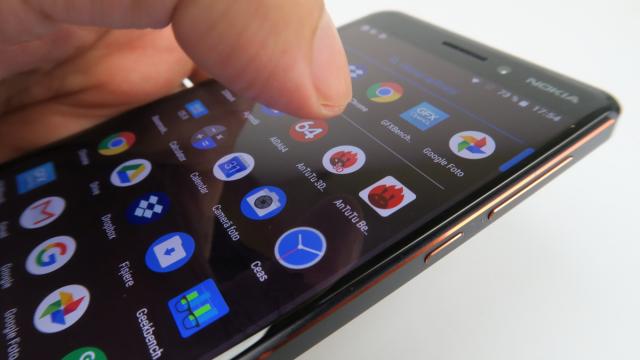 <b>Nokia 6.1: Benchmark-uri între ZenFone 3 şi HTC U11 Life</b>Nokia 6.1 a făcut un lucru bun prin trecerea la procesorul Snapdragon 630 de la 430, dar ce e drept lumea se aştepta să vedem acel CPU sau măcar un Snapdragon 625 încă de anul trecut pe Nokia 6. Lucrăm cu ce avem totuşi şi în acest caz avem 3 GB RAM şi..