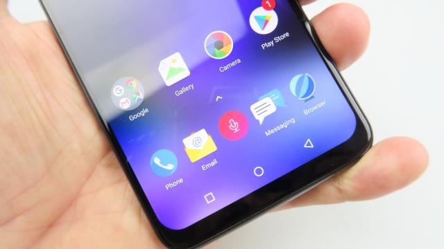 <b>Allview Soul X5 Pro: OS, UI, aplicaţii cu un Visual UI, AVI, Oreo 8.1 capabile</b>Allview Soul X5 Pro rulează Android 8.1.0, versiune de OS pe care nu o vedem nici măcar pe unele telefoane cu pretenţii în ziua de azi, mă refer la marile flagship-uri evident. Majoritatea stau cantonate la Android 8.0 şi atât.