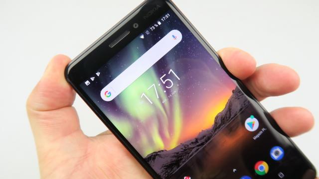 <b>Nokia 6.1: OS, UI, aplicaţii cu Oreo în frunte şi promisiuni de Android P rapid</b>Nokia 6.1 nu se abate de la reţeta clasică de a oferi cel mai nou Android şi promisiuni de actualizări rapide pe viitor. Ca atare se prezintă la apel cu Android 8.0 Oreo şi în cadrul iniţiativei Android One.