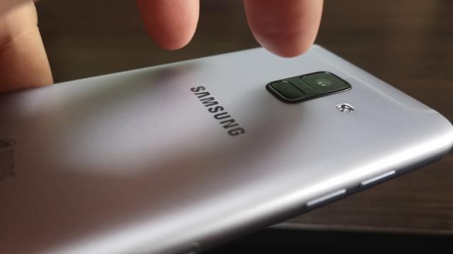 <b>Samsung Galaxy A6 (2018): Hardware undeva între Galaxy J5 (2017) şi A5 (2017)</b>Samsung Galaxy A6 (2018) este din multe puncte de vedere un soi de Samsung Galaxy A8 (2018) Lite, dar din şi mai multe puncte de vedere este vărul mai bine dotat al lui Samsung Galaxy J5 (2017). La urma urmei are acelaşi CPU, o baterie similară, rezoluţie