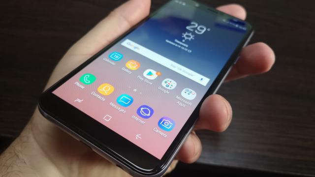 <b>Samsung Galaxy A6 (2018): Multimedia cu acelaşi difuzor lateral bine gândit</b>Samsung Galaxy A6 (2018) vine cu abordarea aceea împământenită la modelele Galaxy J, de a amplasa un difuzor singular lateral şi sus, în dreapta. E o alegere deşteaptă pentru că nici să vrei nu poţi acoperi acel difuzor cu degetele când ţii telefonul în..