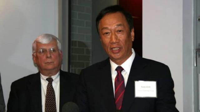 <b>Foxconn dorește automatizarea producției folosind AI-ul; Înființează o nouă companie în Silicon Valley</b>Un raport sosit astăzi în mediul online ne aduce la cunoștiință faptul că Foxconn are de gând să înființeze o companie axată pe AI (inteligență artificială) în Silicon Valley. Informația vine chiar din partea lui Terry Gou, fondatorul gigantului