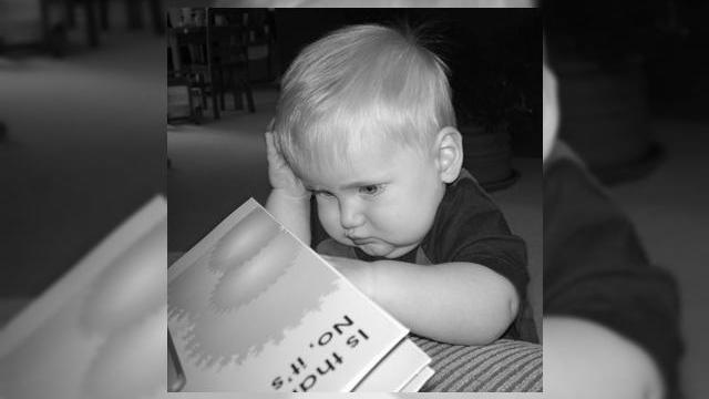 <b>Un studiu arata ca tinerii britanici au mai multe telefoane decat carti...</b>Un studiu recent realizat in Marea Britanie cu scopul de a promova cititul in randul copiilor vine cu niste concluzii alarmante: mai multi tineri sunt posesori de telefoane mobile, decat de carti. Astfel, 86% dintre cei chestionati detin un telefon mobil,...