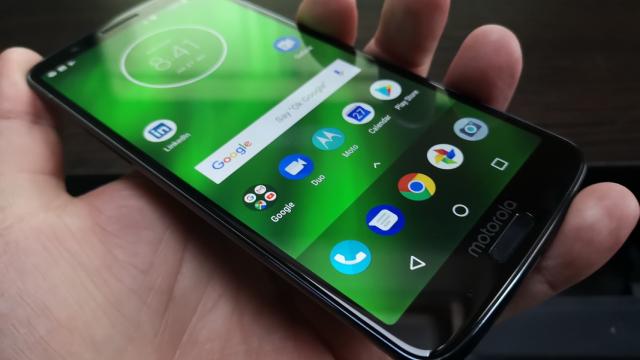 <b>Motorola Moto G6 Plus: Display foarte luminos, dar nu foarte constant</b>Moto G6 Plus are un ecran de 5.9 inch IPS LCD cu aspectul la modă 18:9 şi rezoluţie de 2160 x 1080 pixeli. Are protecţie Gorilla Glass 3, iar muchiile nu sunt prea înguste. Atunci când am vizionat clipuri în Google Photos au rămas nişte muchii negre pe..