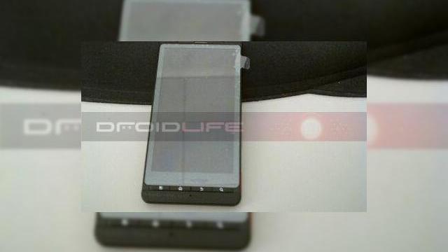 <b>Motorola Droid Xtreme, acum intr-o noua serie de imagini</b>Daca ati crezut ca HTC este campionul handseturilor scapate pe web in ultima luna, iata ca nici Motorola nu se lasa mai prejos, astfel ca vedem un nou model fotografiat si prezentat in urmatoarele imagini, aparent numit Droid X (sau Xtreme sau Shadow):...