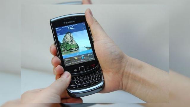 <b>BlackBerry 9800 Slider prezentat in noi imagini</b>BlackBerry 9800 Slider este mult-asteptatul smartphone produs de RIM, care ar trebui sa combine cu succes un ecran capacitiv touch cu o tastatura glisanta QWERTY. Dupa ce am vazut terminalul scapat pe web sau prezentat in imagini neclare, iata si primele...