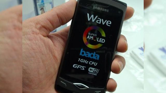 <b>Samsung Wave S8500, telefonul Bada OS analizat intr-o recenzie detaliata</b>Cei de la Slashgear au pus mana recent pe un handset Samsung Wave S8500, primul telefon care ruleaza Bada OS. Rezultatul a fost o recenzie amanuntita a terminalului, pe care o puteti vedea aici in intregime si pe care o disecam in randurile urmatoare....