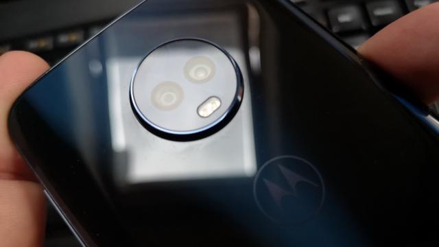 <b>Motorola Moto G6 Plus: Hardware cu un "+" faţă de Moto G6, în special la CPU</b>Cine vrea să se hotărască ce să cumpere între un Moto G6 şi Moto G6 Plus să deschidă ochii mari la acest material. În primul rând telefoanele par să aibă aceeaşi cameră principală duala, de 12 MP + 5 MP. Dacă te uiţi cu atenţie o să vezi că Moto G6 Plus..